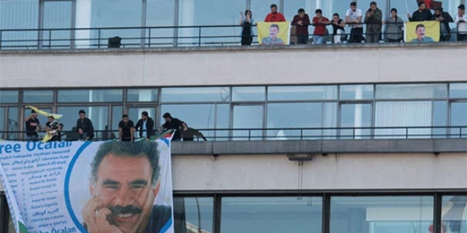 PKK yandaşları Paris'te Öcalan posteri açtı