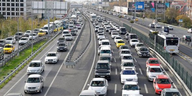 Otomobilde 1 gecede yüzde 50 zam