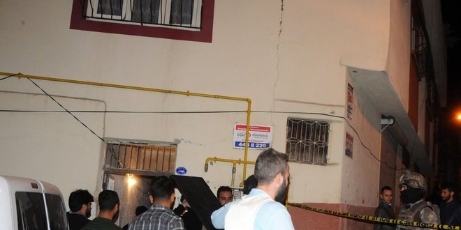 Firari hükümlü 4 kişilik aileyi rehin aldı