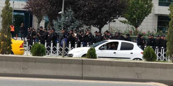 Ankara Büyükşehir Belediyesi'nin önüne polis yığıldı