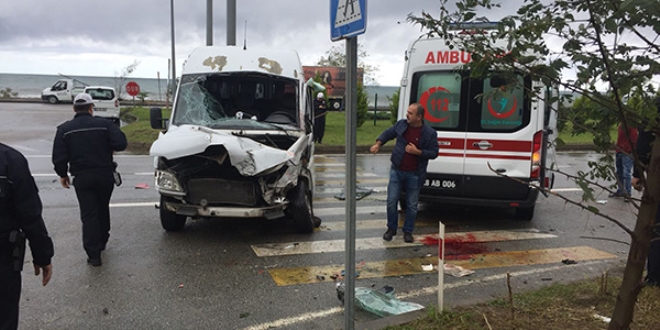 Minibüs ile tır çarpıştı: Çok sayıda yaralı var