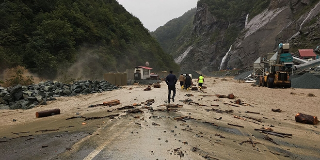 Artvin'de dereler taştı, yollar sular altında kaldı