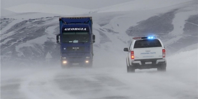 Ardahan'da kar yağışı ulaşımı aksattı