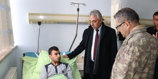 Hakkari Valisi Toprak yaralı askerleri ziyaret etti