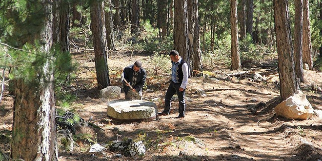 Dağın zirvesindeki kayalardan değirmen taşı yapıyor