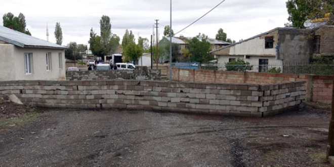 'Tapulu arazi' dedi, yolu trafiğe kapattı