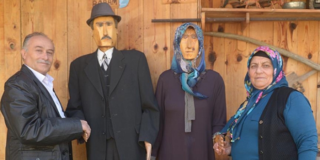 Anne babasına özlemini 'heykelleri' ile dindiriyor