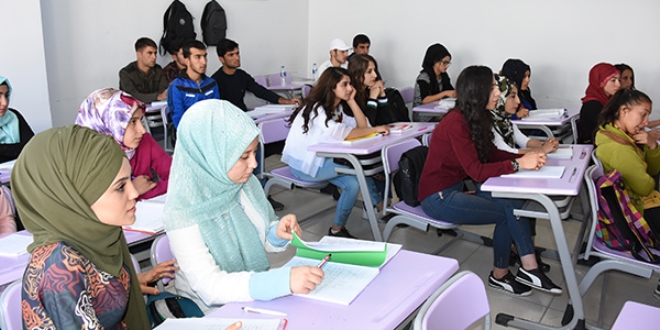 FETÖ'den devredilen okulda üniversiteye hazırlanıyorlar