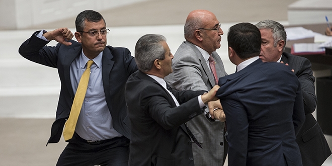 Meclis'te yine kavga çıktı