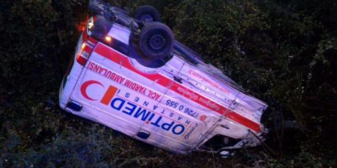 Düzce'de ambulans, şarampole yuvarlandı: 2 yaralı
