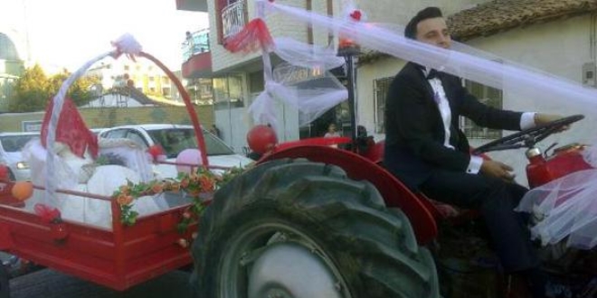 Traktörü gelin arabası yaptı