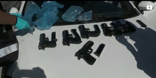 Polisin durdurduğu otomobilde 8 tabanca bulundu
