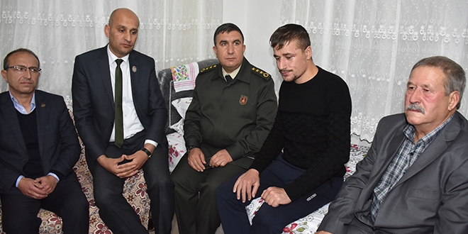 Hakkari'de yaralanan gazi baba ocağına döndü