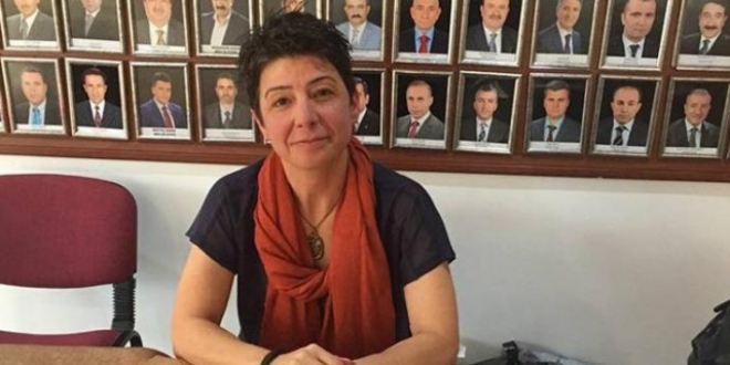 Kadın yazar kendini asarak intihar etti