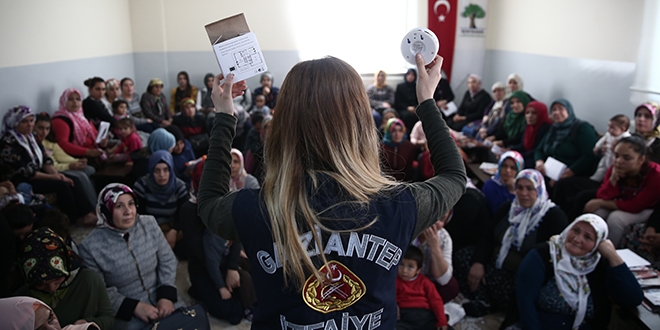 İtfaiyeden soba zehirlenmelerine dedektörlü önlem