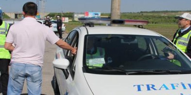 Trafik polislerine rüşvet teklif edildiği iddiası