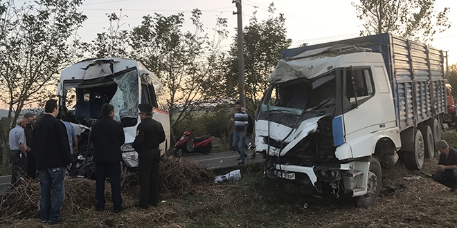 Kocaeli'de kamyonla servis minibüsü çarpıştı: 4 yaralı