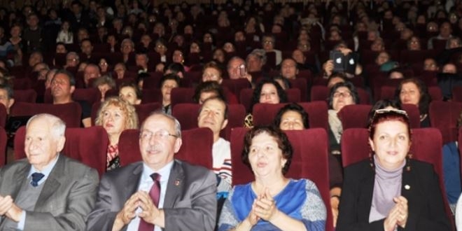 'Cumhuriyet Kadınları Korosu' huzurevinde konser verdi