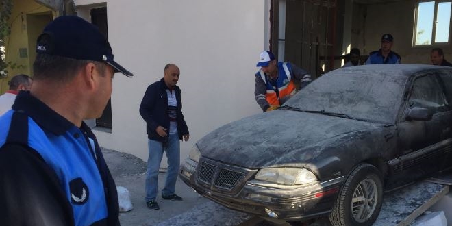 Kaçak yapı yıkılmasın diye aracını parketti, engelleyemedi