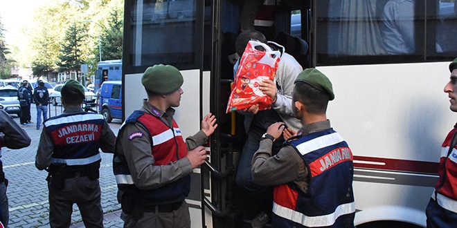 Bolu'da FET'den yarglanan 5 eski retmene tahliye