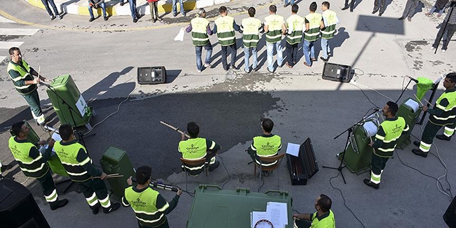 Çöpten yaptıkları 'enstrümanlar' ile konser verdiler