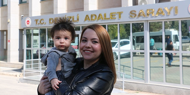 Avukat anne duruşmalara bebeğiyle katılıyor
