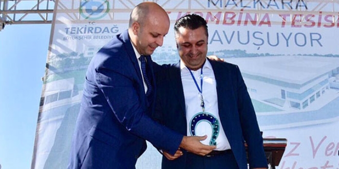 Belediye Başkanı'nın boynuna 'at nalı nazarlık' astı
