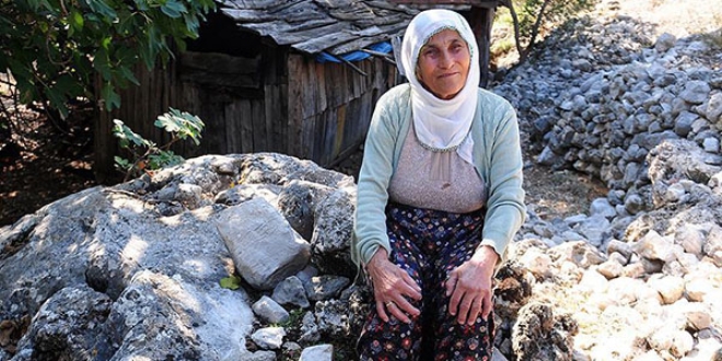 'Ağaçları kurumasın' diye evinden ayrılmıyor