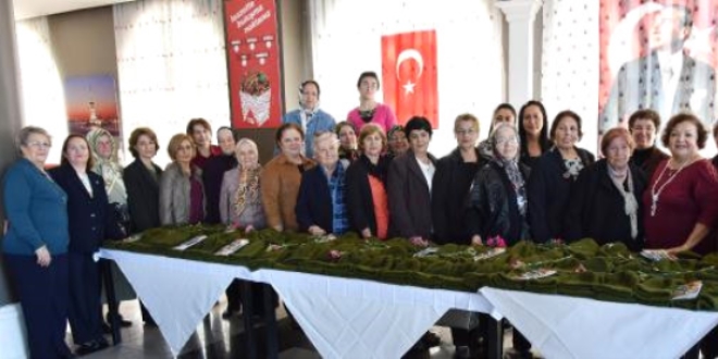 Eğirdirli kadınlardan Güneydoğu'daki askerlere atkı ve bere