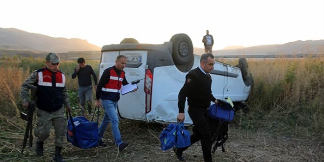 Zırhlı para aracı devrildi, jandarma nöbet tutttu