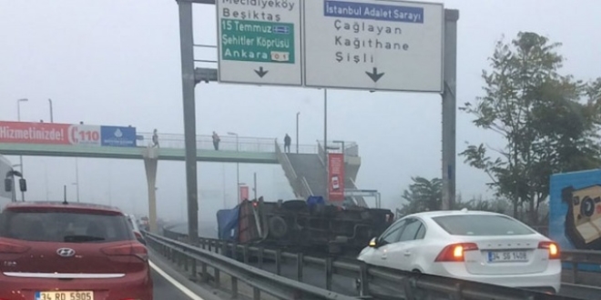 E-5'te meyve yüklü kamyonet devrildi, trafik durdu