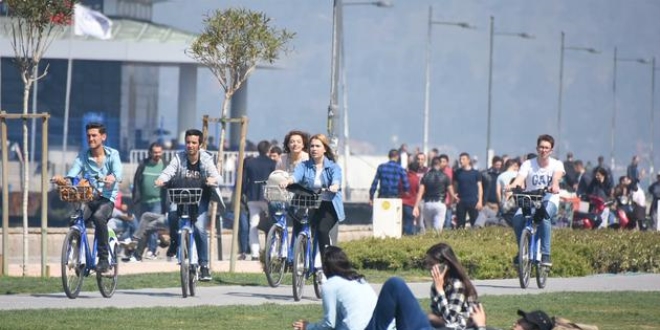 İzmirliler sıcak havanın keyfini çıkardı