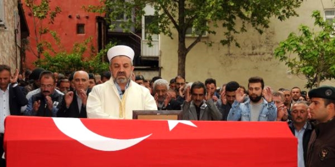 Kalp krizi geçiren polis memuru toprağa verildi