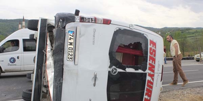 Yolcu minibüsü ile otomobil çarpıştı: 7 yaralı