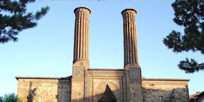 Tarihi Çifte Minareli Medrese'de hafta sonu yoğunluğu