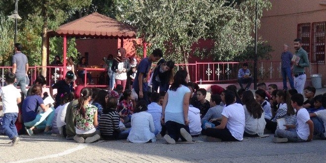 Silopi'de öğrenciler okul bahçesinde kitap okudu