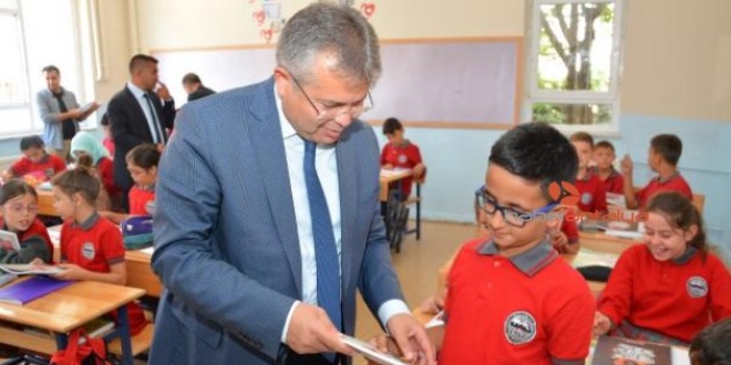Öğrencilere ders anlatan defter dağıtıldı