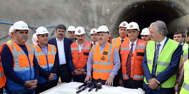 Bakan Arslan, tünel ve yol çalışmalarını inceledi