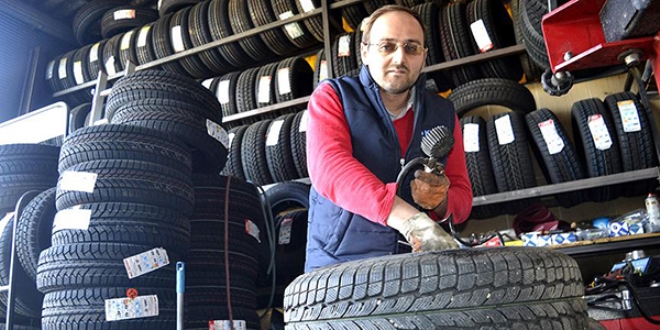 Görme engeline rağmen lastik tamirciliği yapıyor