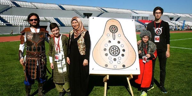 Babanın tarih merakı aileyi okçu yaptı