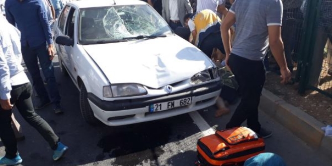 Otomobilin çarptığı anne ve 2 çocuğu ağır yaralandı