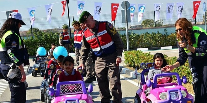 Manisa öğrenciler trafiği uygulamalı öğreniyor