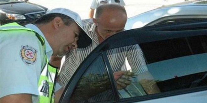 Arabalarda cam filmi denetimi başladı, cezası 427 lira