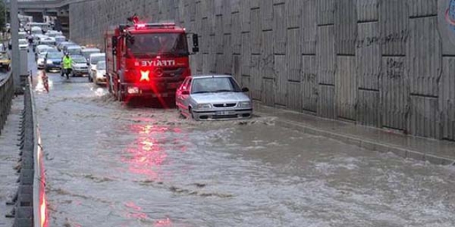 15 dakikalık yağmur hayatı felç etti