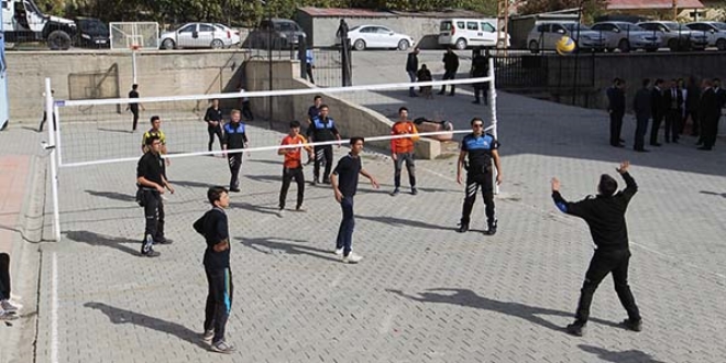 Hakkari'de polis öğrenci kaynaşması