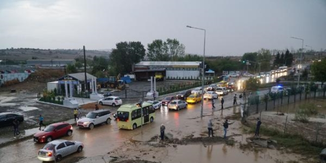 Tekirdağ'da etkili olan sağanak hayatı olumsuz etkiledi