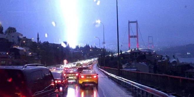 İstanbul'da sağanak yağış hayatı olumsuz etkiledi