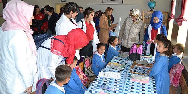 'Gönüllü melekler' köy okulu için seferber oldu
