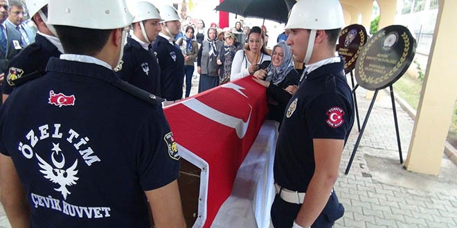 Kalp krizi geçiren polis memuru hayatını kaybetti