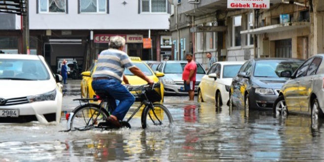 Sakarya'da yağış nedeniyle bazı iş yerlerini su bastı